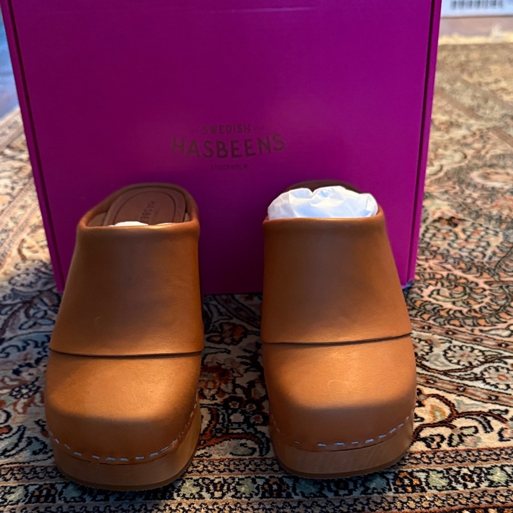 Swedish Hasbeens Top Covered Tan Leather Clogs (39) / fits US 7.5 to 8